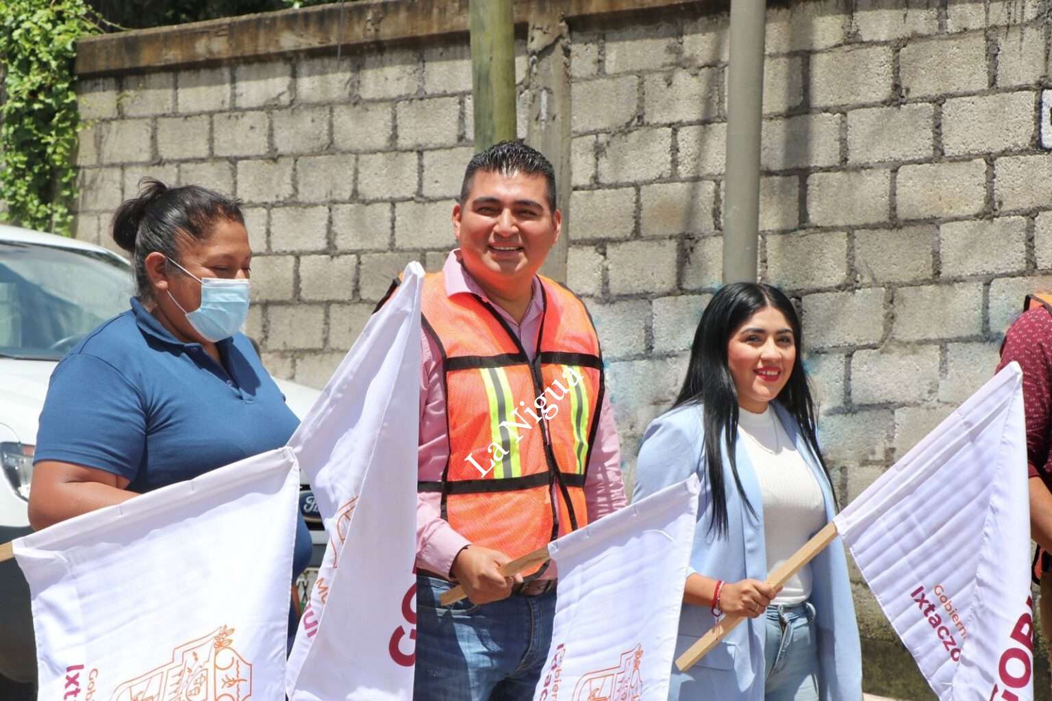 PRESIDENTE DE IXTACZOQUITLÁN NAHÚM ÁLVAREZ PELLICO REALIZA BANDERAZO DE INICIO DE OBRA.