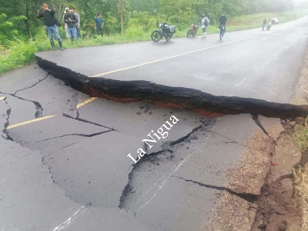 Carretera federal tramo Catemaco, San Andrés y  Xalapa por la libre afectado por las lluvias