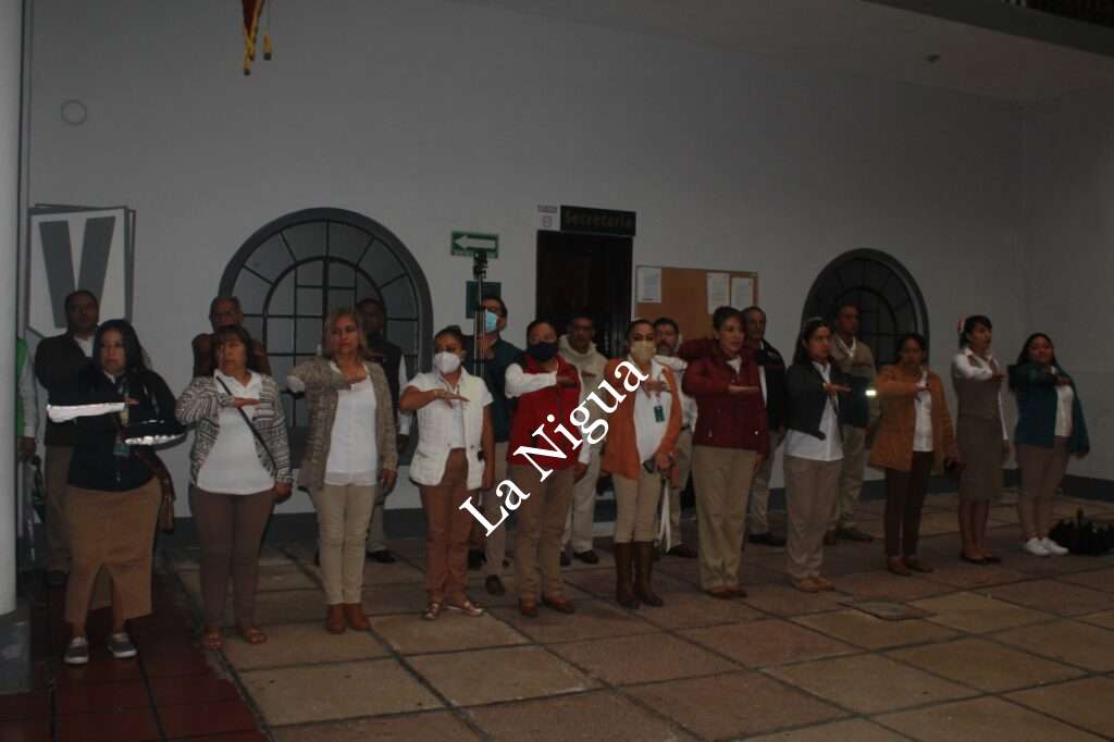 Rinden autoridades y cuerpos de rescate acto cívico por aniversario de Independencia de México