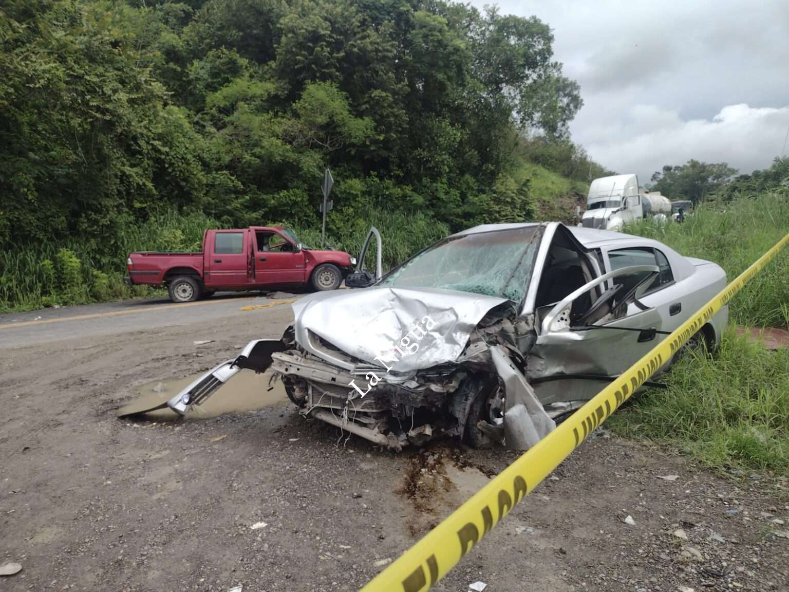 Imprudente provoca choque: heridos y cuantiosas pérdidas materiales