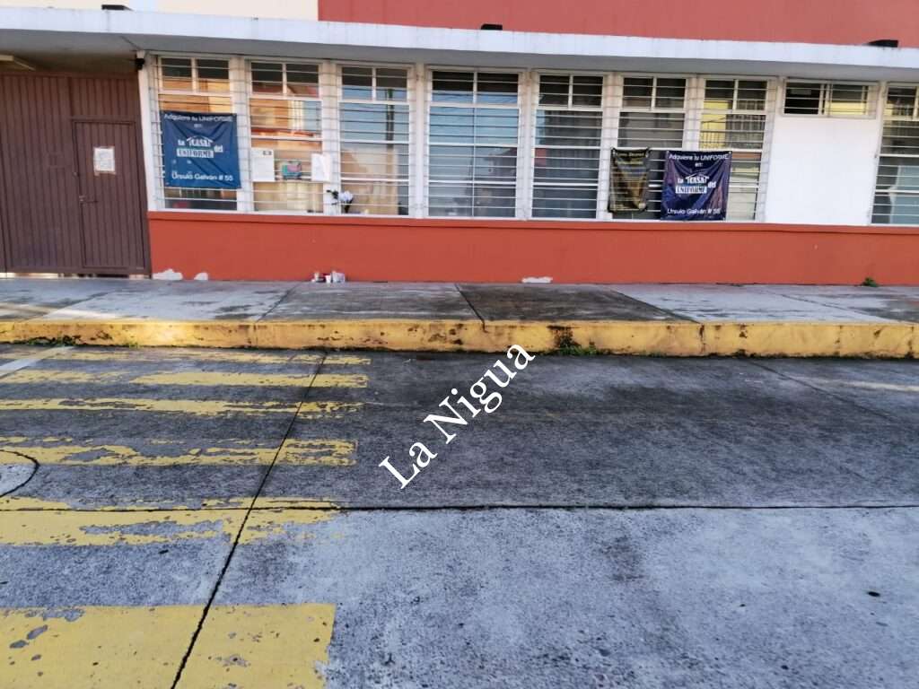 Colocan veladoras afuera de escuela donde asesinaron a Maestra