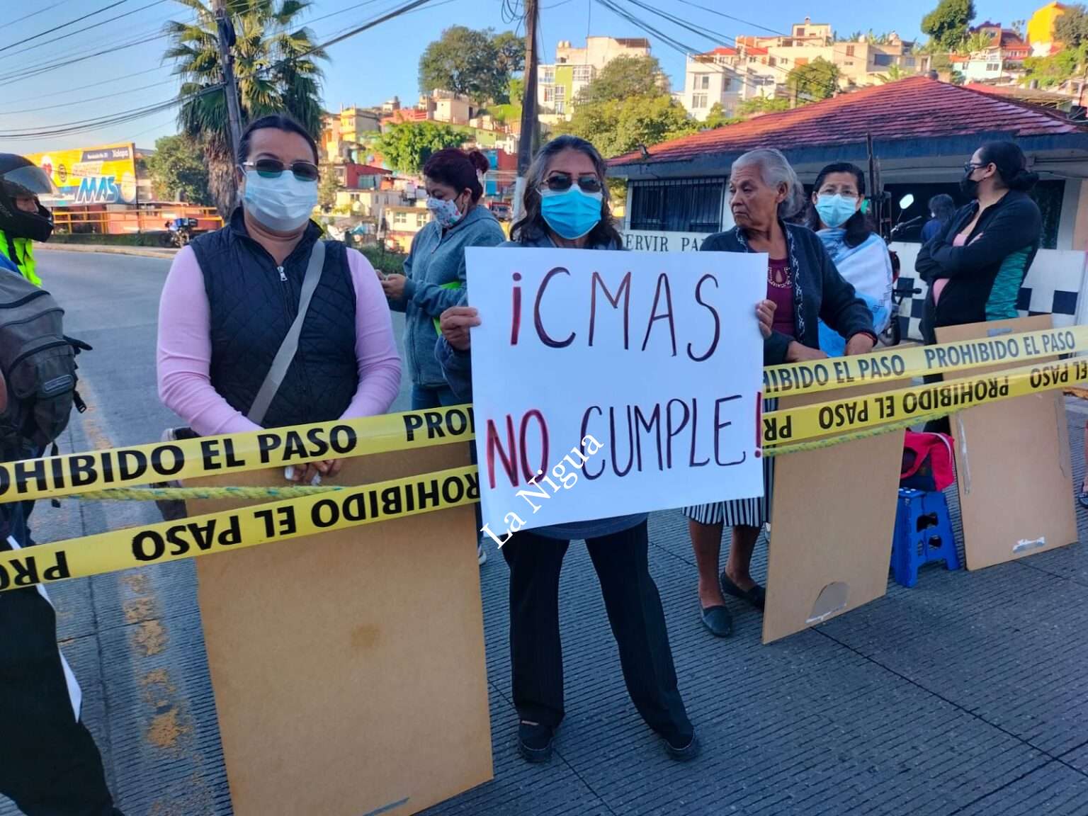 Bloquean la carretera Xalapa-Coatepec por  cuestiones de drenaje