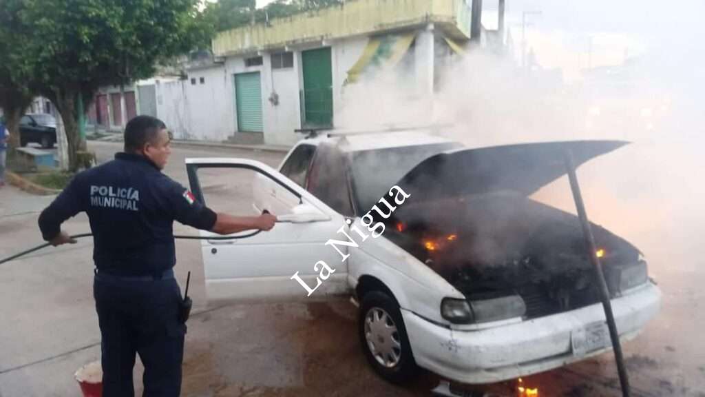 Se incendia automóvil en centro de Las Choapas