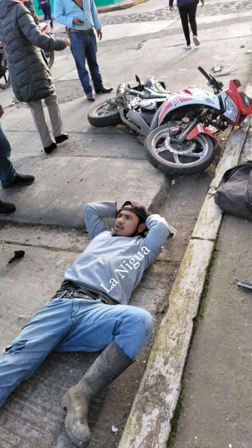 Camioneta impacta a motociclista