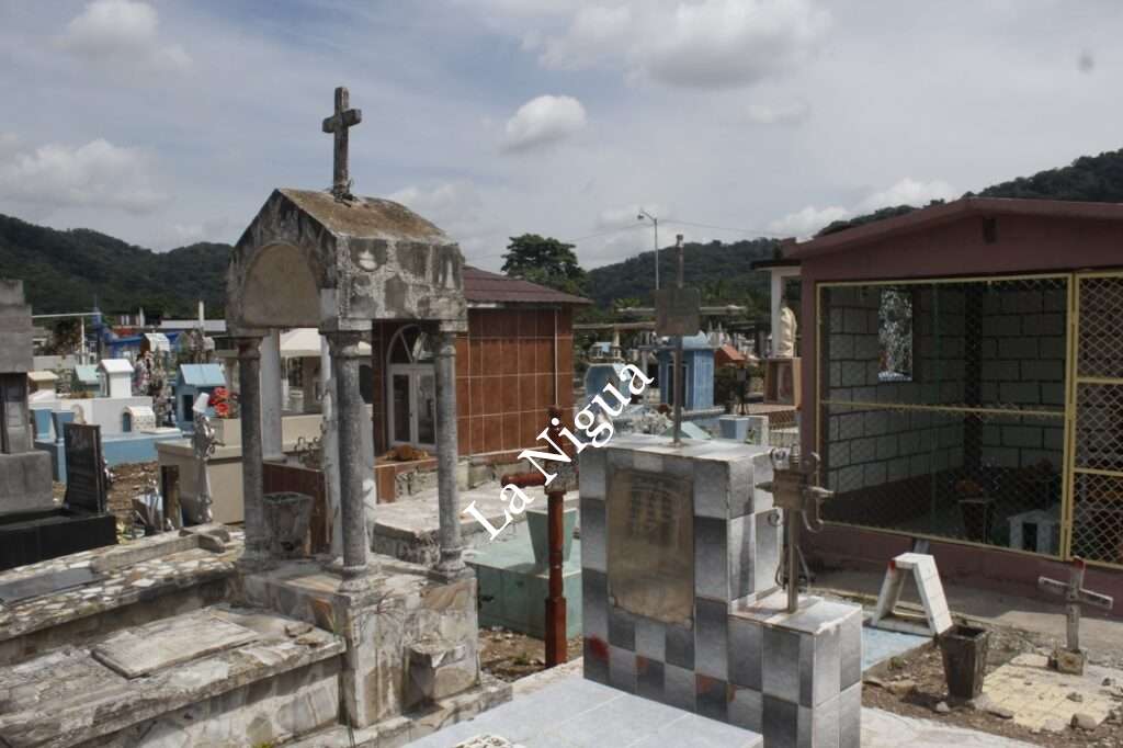 Llevan brigada de limpieza a panteón municipal de Atoyac