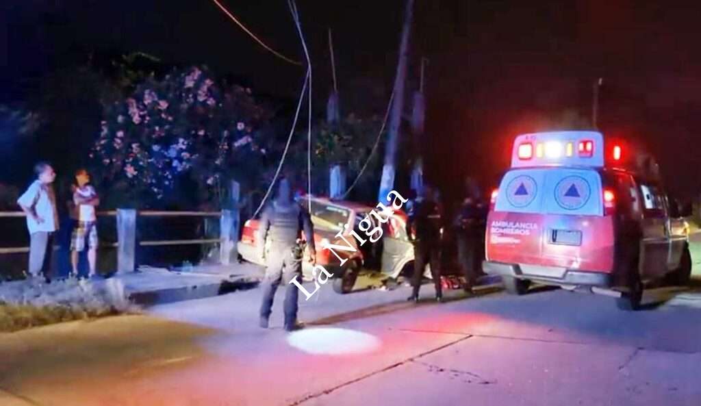 En intento de asalto, taxista choca contra poste de CFE en Minatitlán