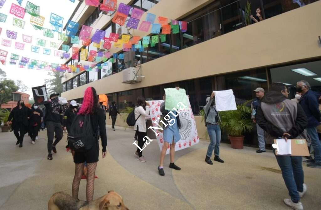Marchan de nuevo alumnos de la UV;  piden destitución de la directora de la Facultad de Psicología