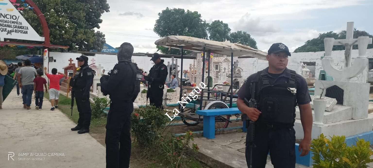 Policía municipal cuida panteones de Las Choapas