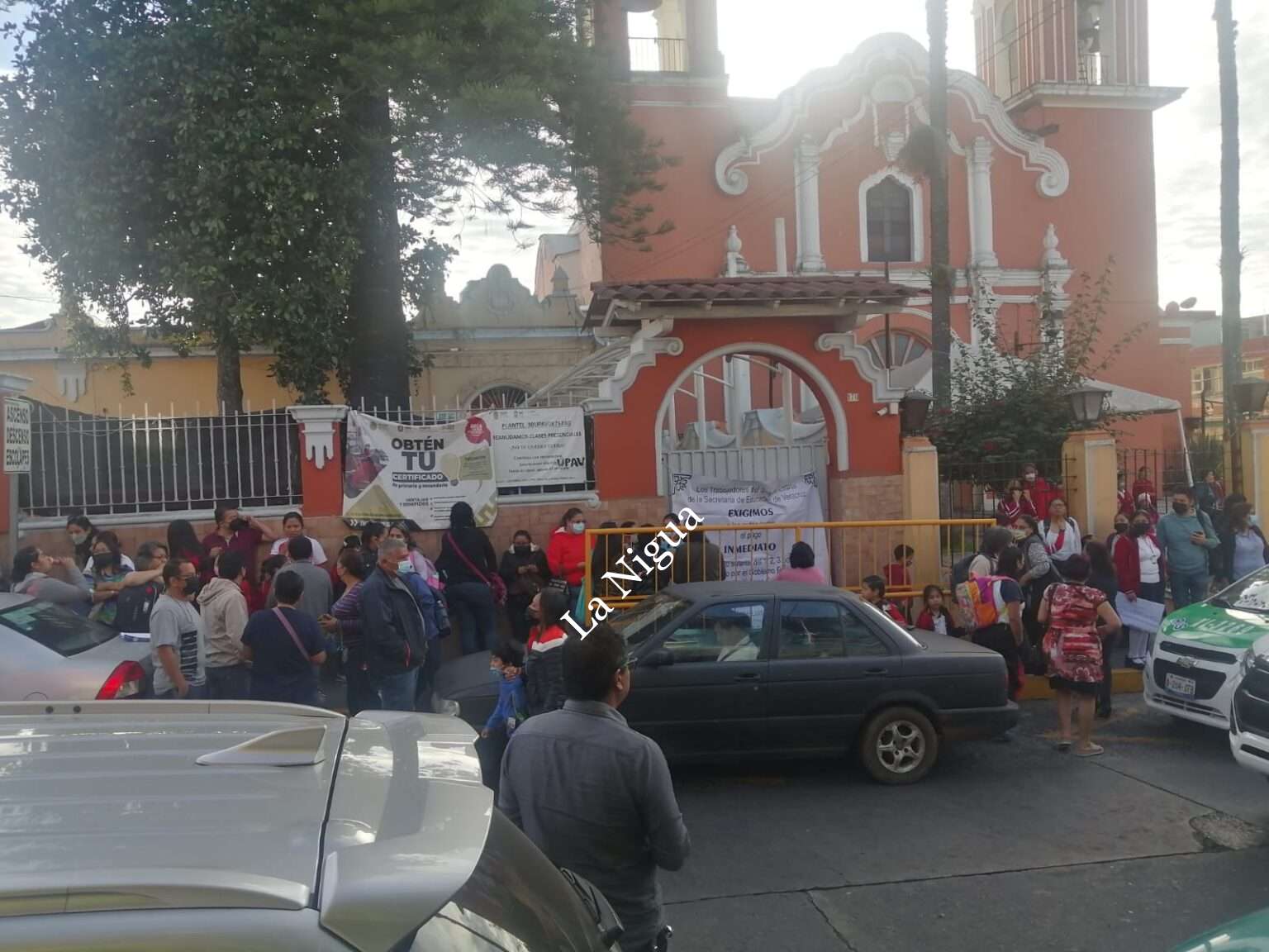 Maestros toman planteles educativos en Xalapa; no están conformes con que se les pague hasta diciembre la nivelación salarial