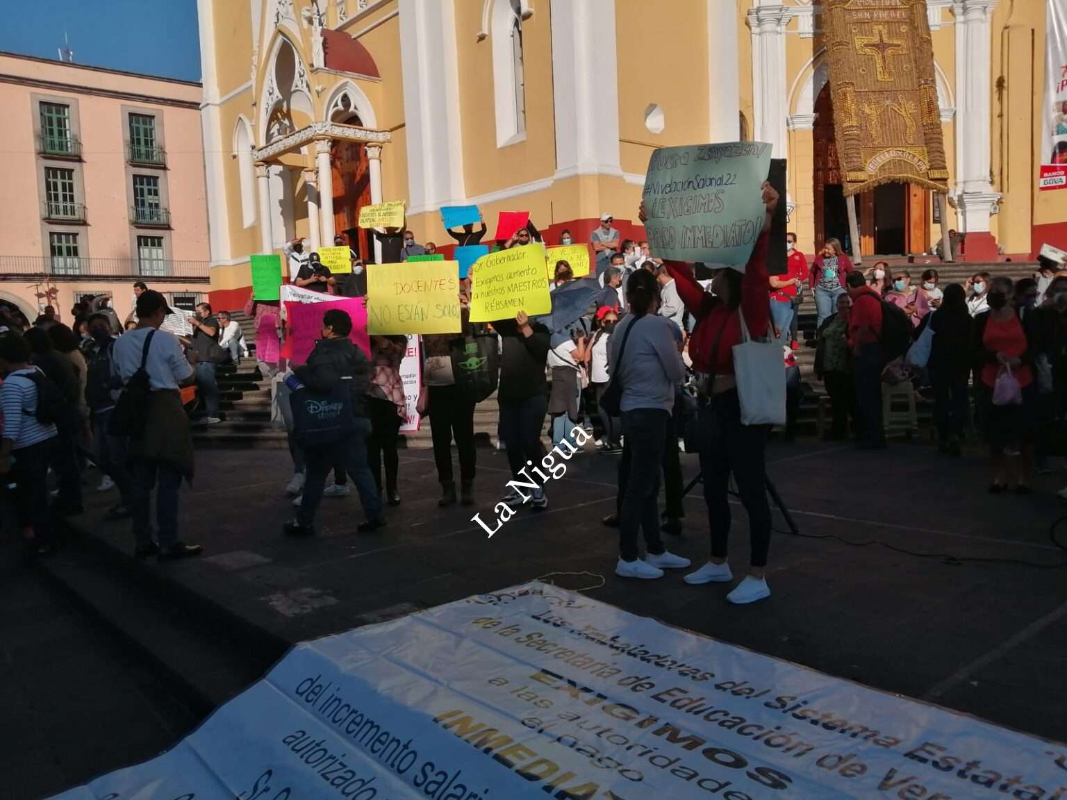 Docentes  y personal de apoyo de la SEV  se manifiestan en Xalapa; piden pago de la quincena 21 y del aumento de nivelación salarial