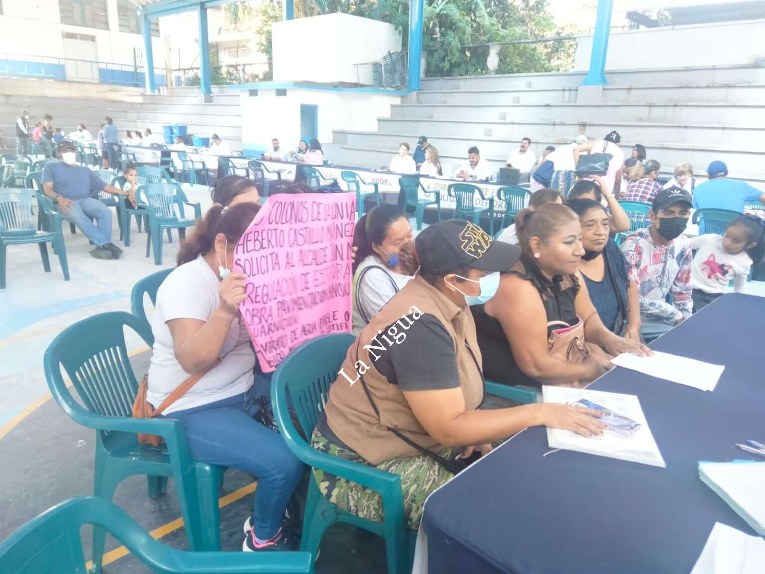 VECINOS DE LA COLONIA HEBERTO CASTILLO SON ATENDIDOS POR JUAN MARTÍNEZ FLORES.