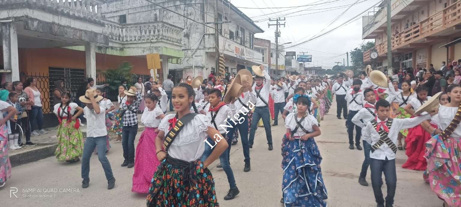 Con desfile celebran 112 aniversario de la Revolución Mexicana en Las Choapas