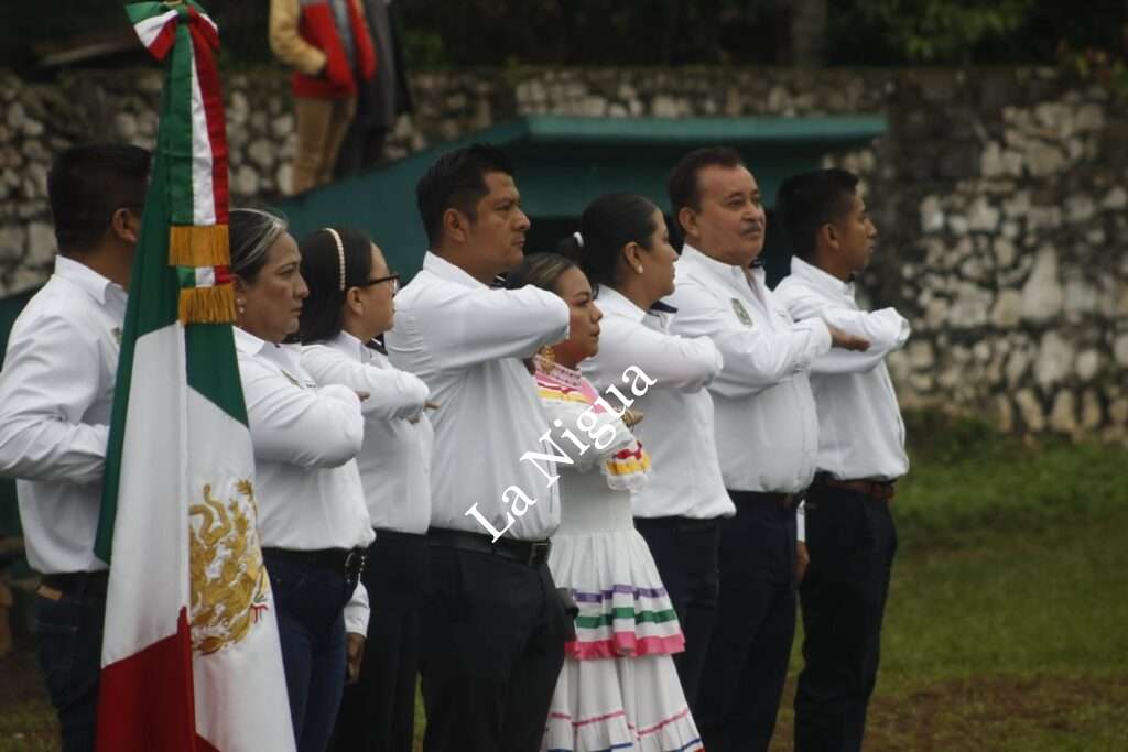 Desfilan autoridades y escuelas de la cabecera municipal de Atoyac