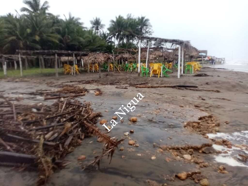 Resultan afectados prestadores de servicios en Tecolutla por fuerte marejada