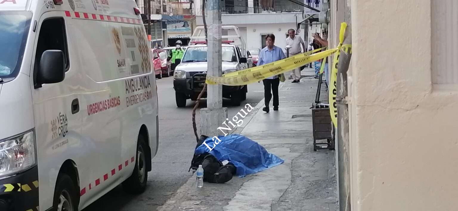 Muere hombre en la vía pública