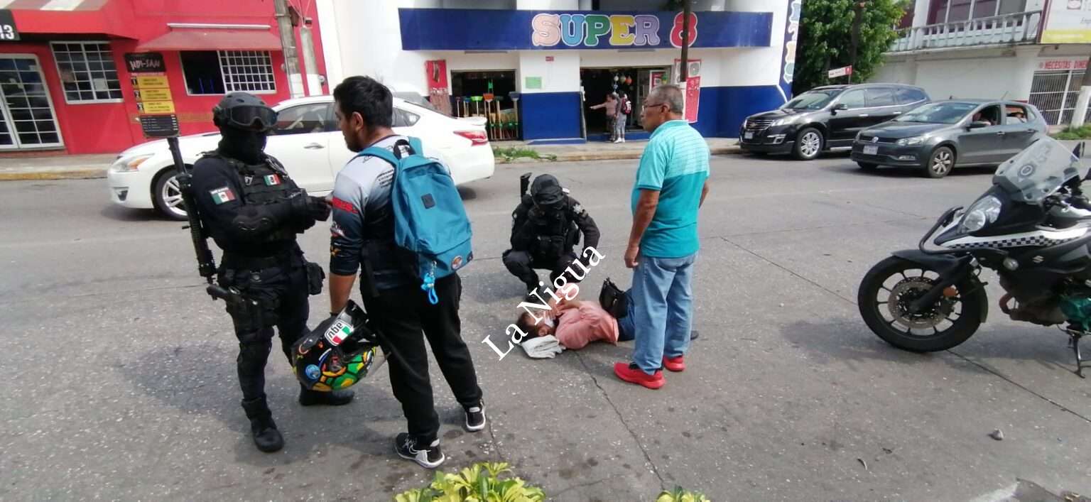 Motociclista atropella a mujer de la tercera edad