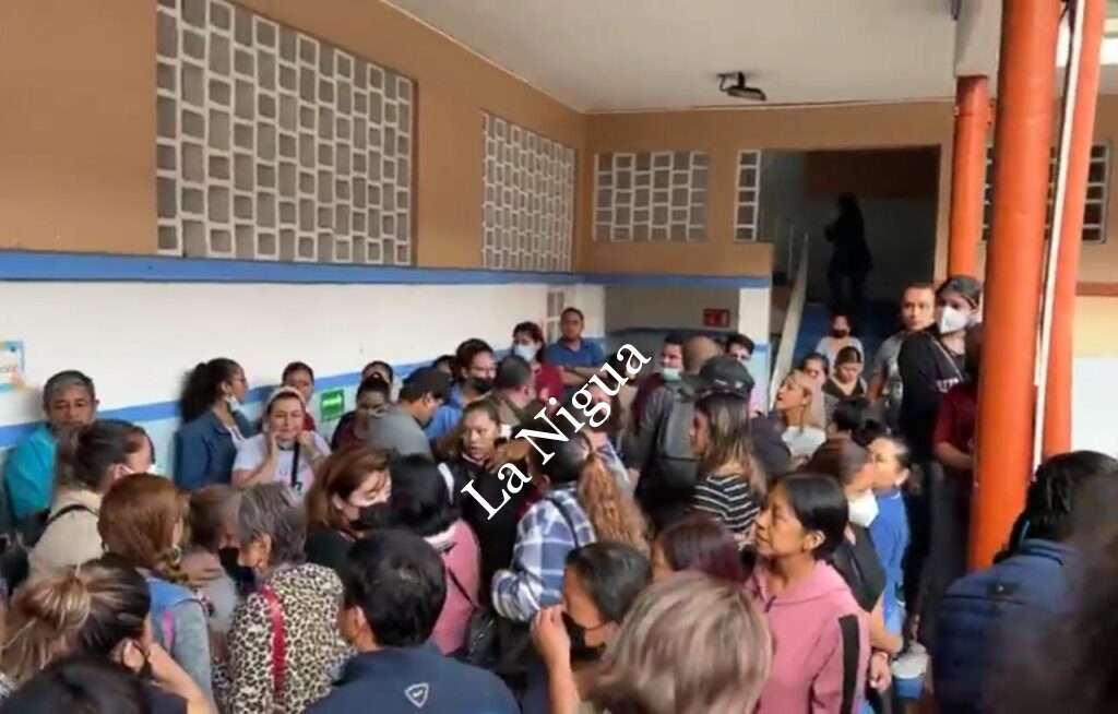 Padres de familia de jardín Francisco A. de la Llave toman isntalaciones de la Mascarón; exigen justicia para menor abusada por intendente