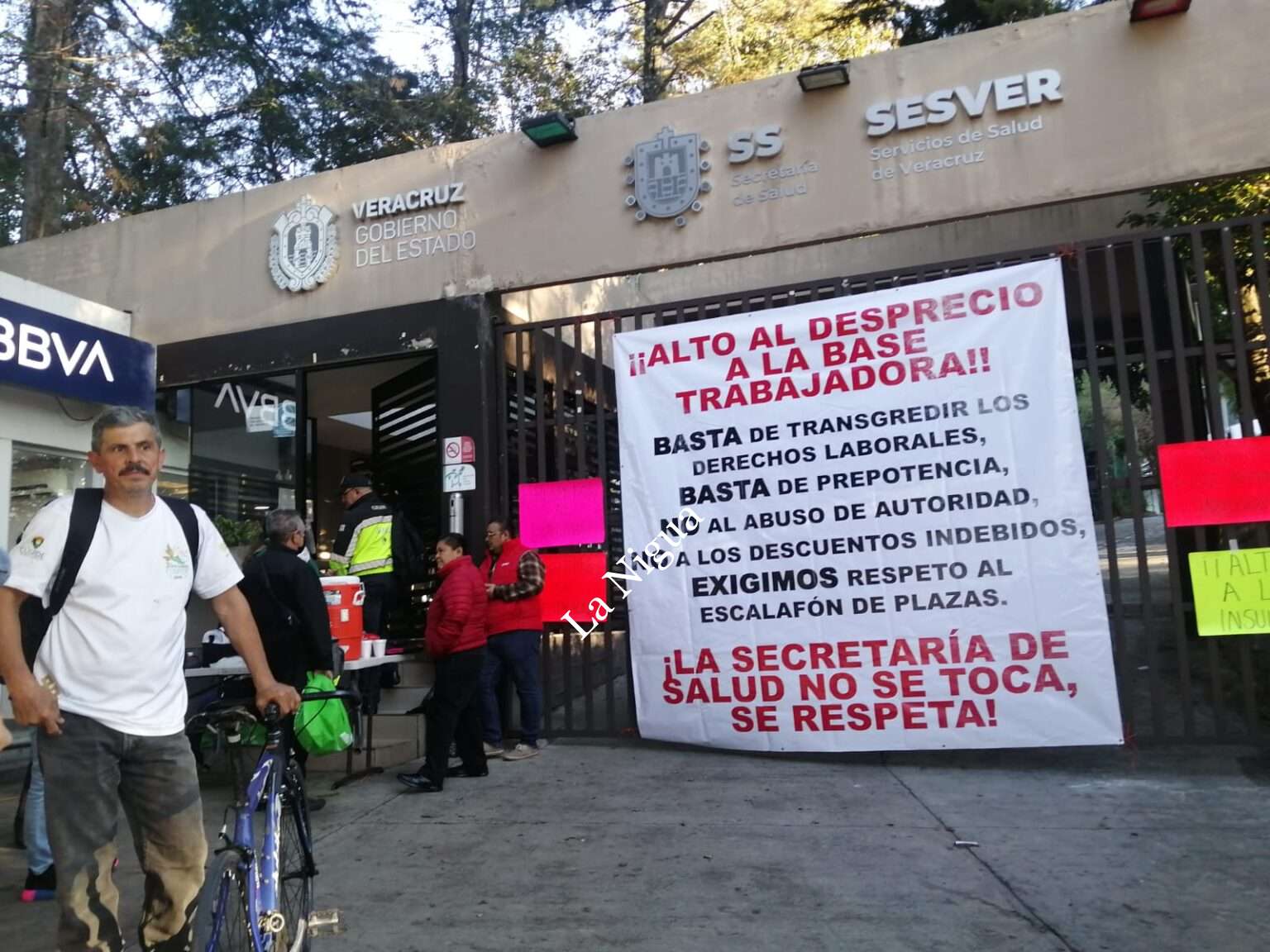 A unas horas de su comparecencia le toma las oficinas decenas de trabajadores sin siglas Síndicales al Dr. Gerardo Díaz Morales, secretario de salud de Veracruz.