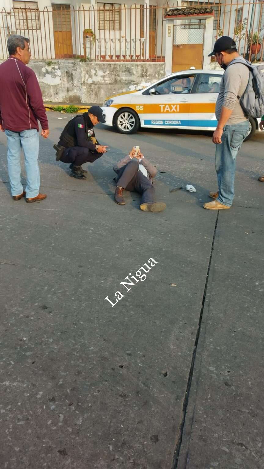 Taxista impacta a motociclista.