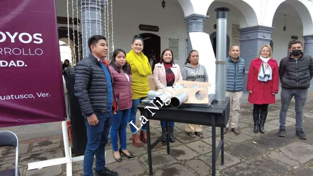 DIF entrega apoyo del programa Desarrollo a la Vivienda y a la Comunidad, en Huatusco.