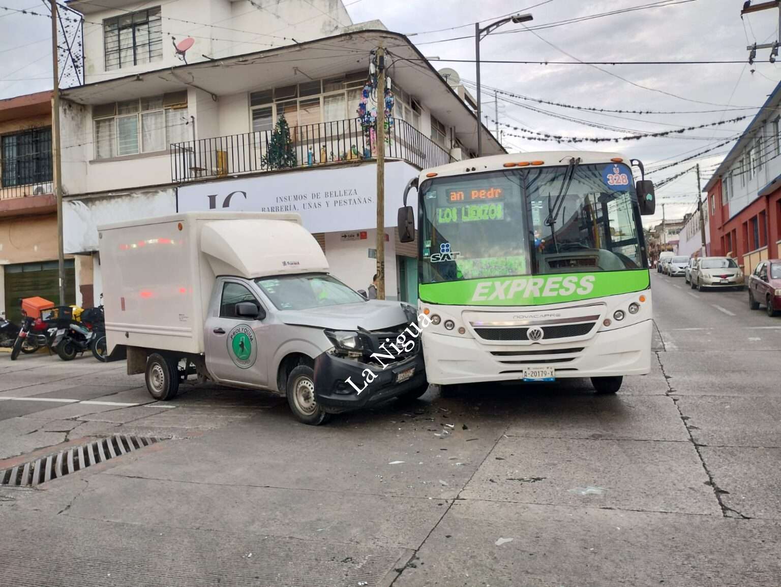 Choque entre autobús y camioneta deja como saldo a una persona lesionada