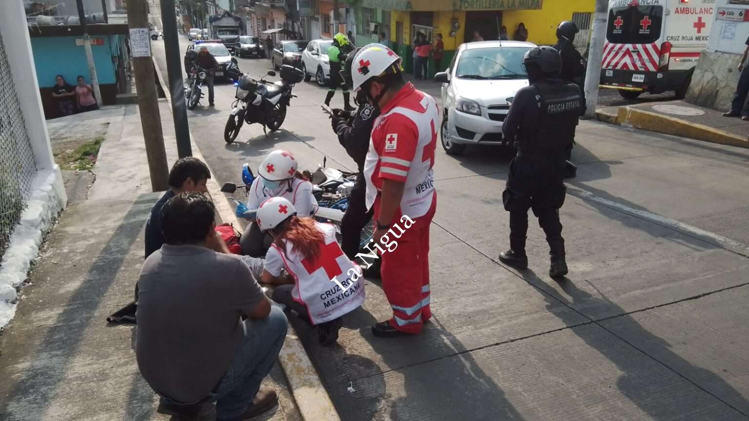 Automóvil impacta a motociclista