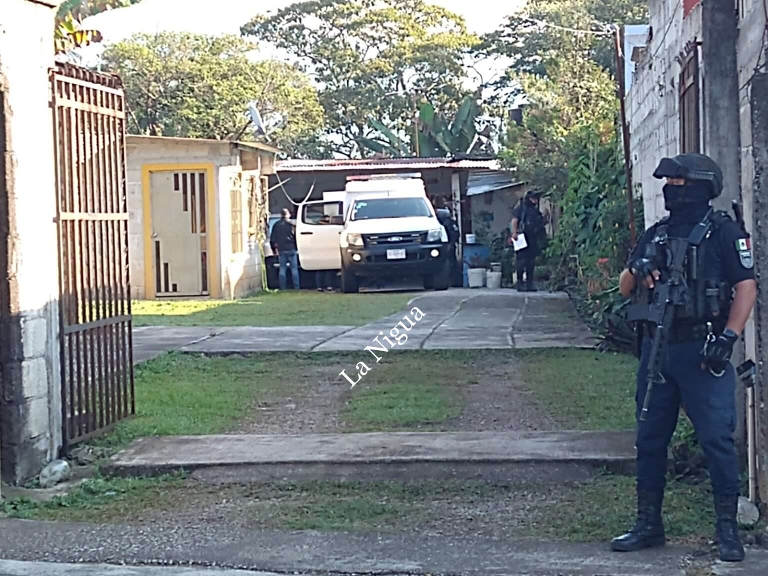 Escapa por la puerta falsa.