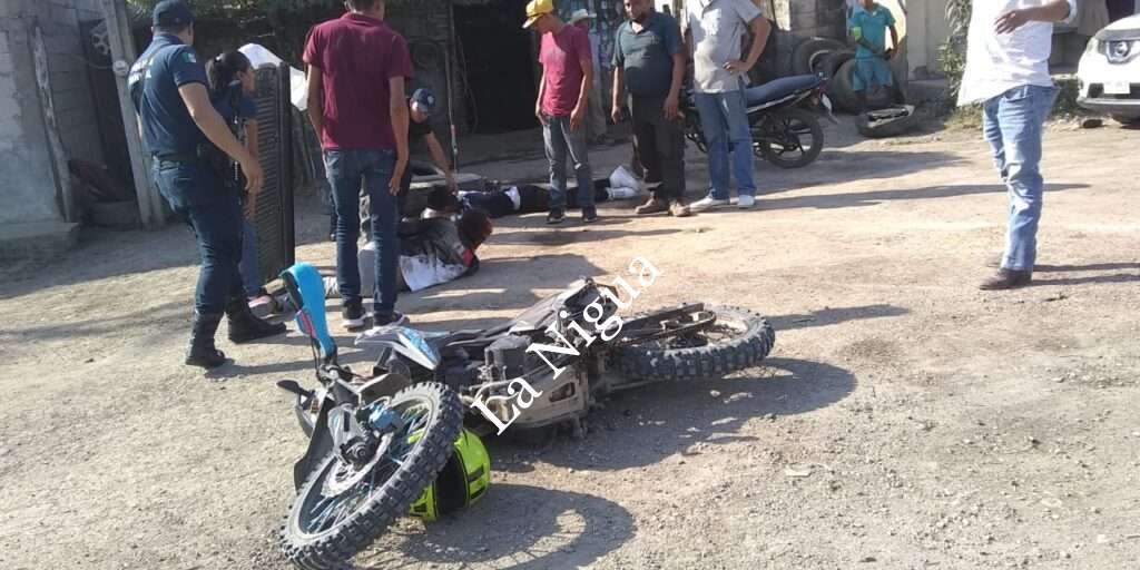 Choque de moto y camioneta deja dos lesionados