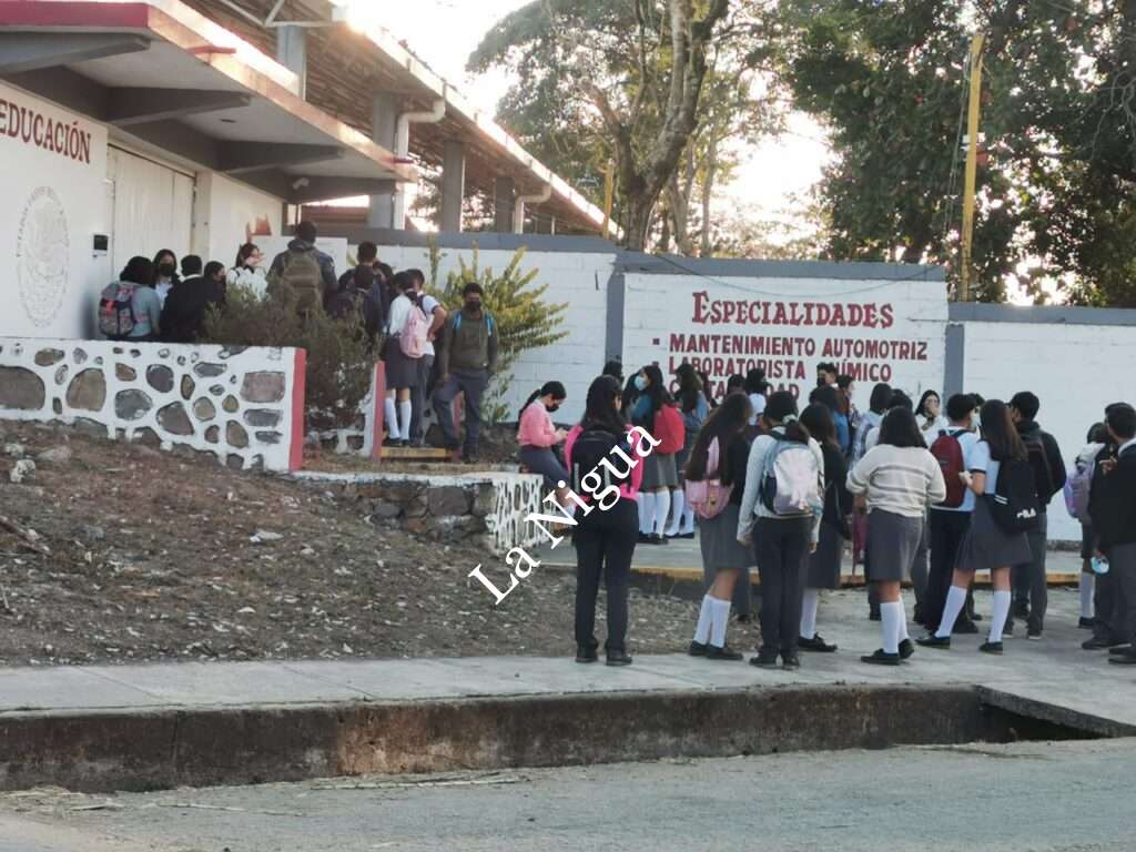 Quejas por puerta cerrada en el CBTIS 102 de Paso del Macho