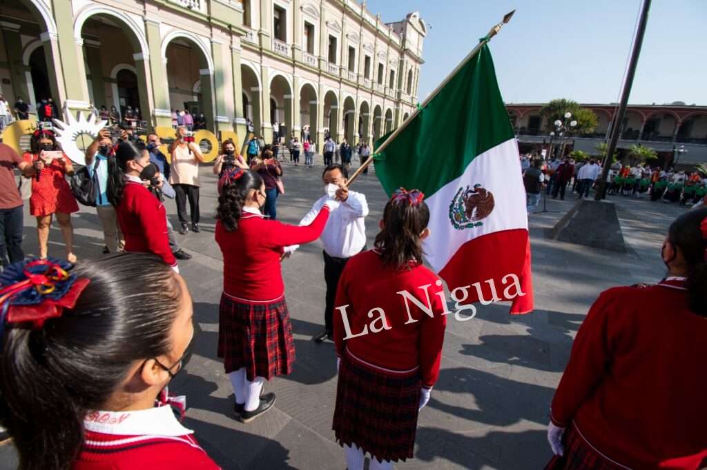 Emite Educación convocatoria para abanderamiento de escuelas por Día de la Bandera