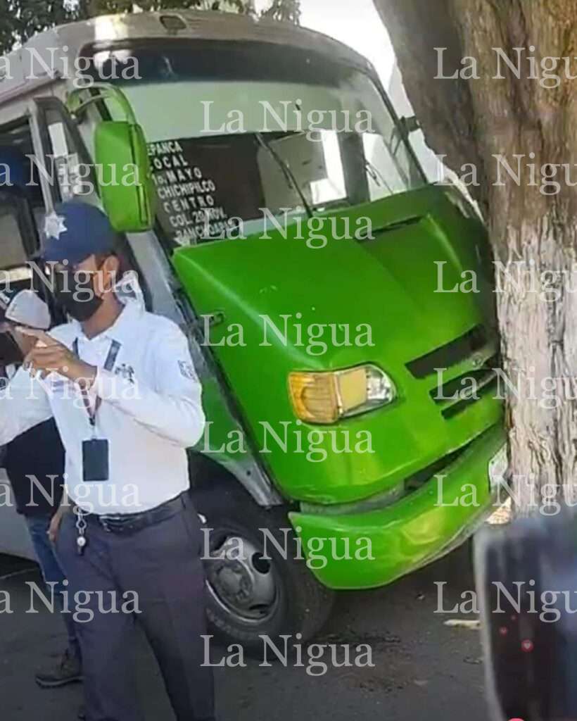 Microbús se queda sin frenos en San Andrés Tuxtla