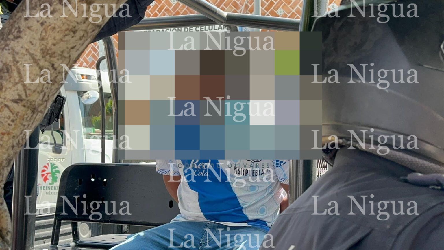 MUJERES DETIENEN A SUJETO QUE GOLPEABA A UNA JOVEN ESTUDIANTE