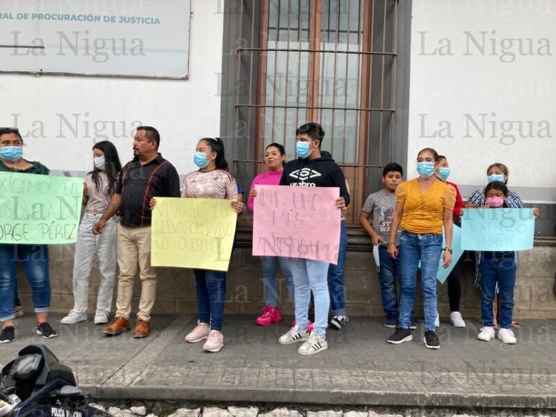 Se manifiestan por taxista desaparecido