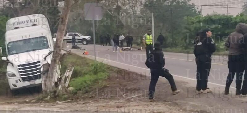 Mueren dos policías tras volcar. 3 más están gravemente lesionados