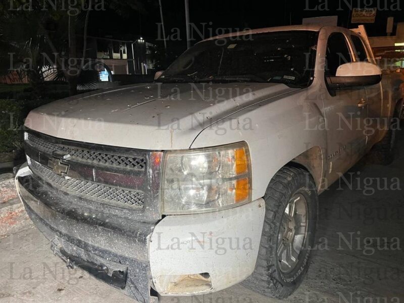 Aseguran camioneta tras avería en céntrica calle