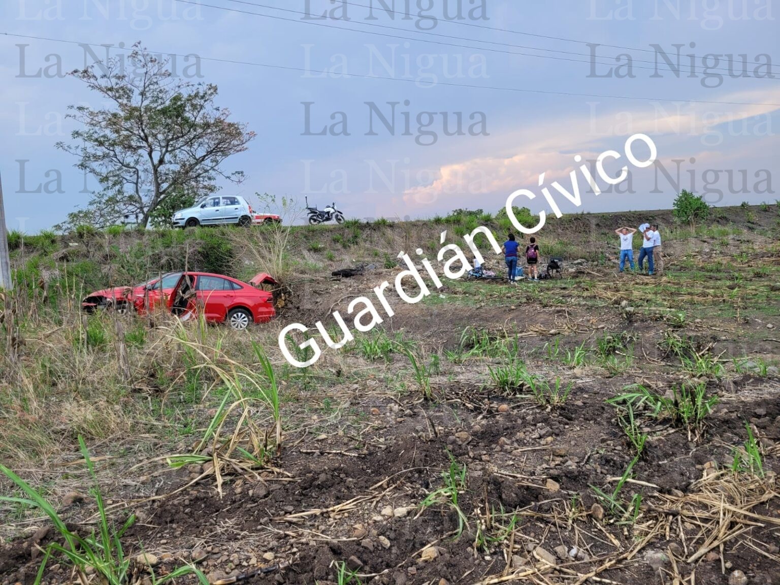 Pierde el control y se sale de la carretera