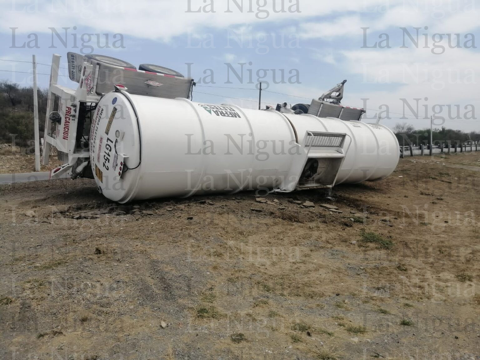 Pipa termina volcada sobre la Monterrey-Tampico