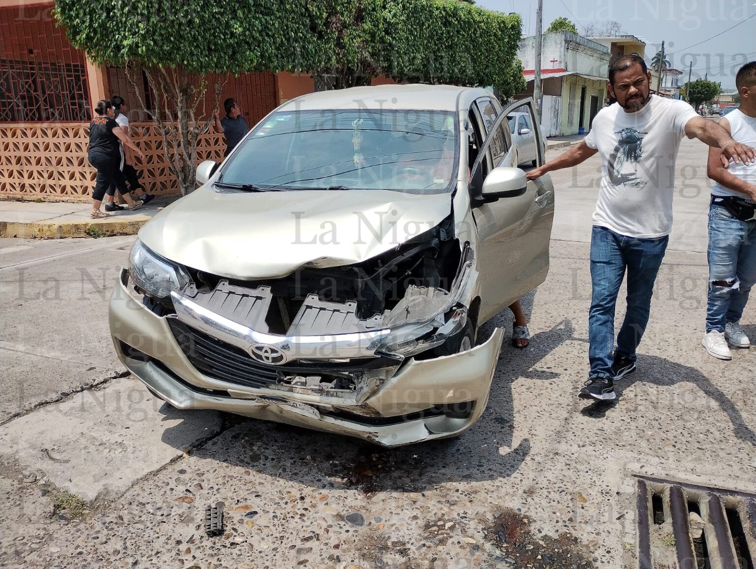 Miles de pesos en daños materiales por encontronazo en Gutiérrez Zamora