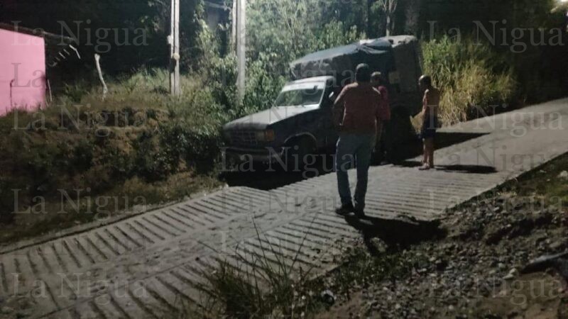 Camioneta a punto estuvo de volcar en la Gutiérrez Barrios