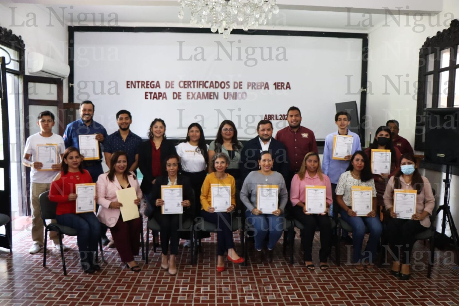 Entregan autoridades primer paquete de certificado de prepa