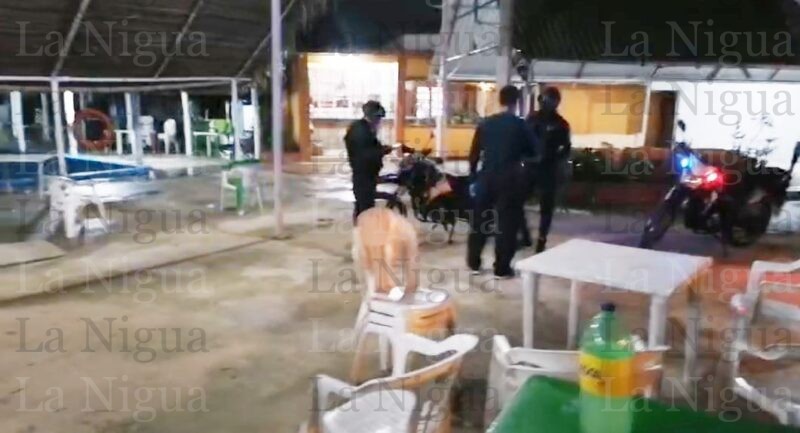 Ebrio sujeto se lanza a alberca vacía en Las Choapas