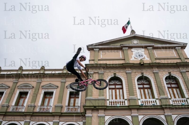 Ciclistas acrobáticos muestran sus mejores técnicas