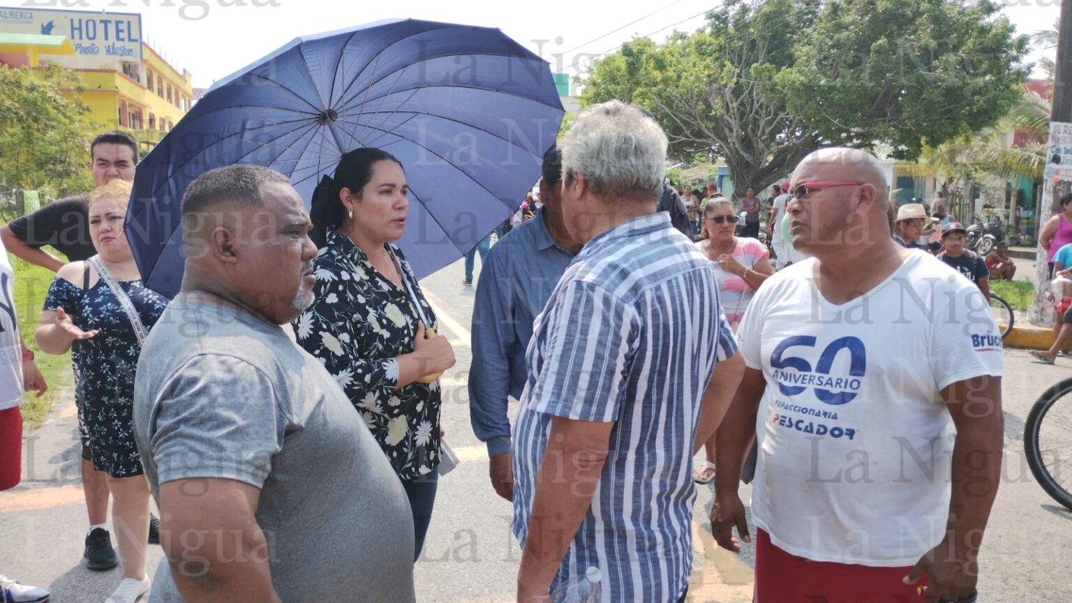 Arriban, alcaldesa y director del DIF de Tecolutla a dialogar con manifestantes