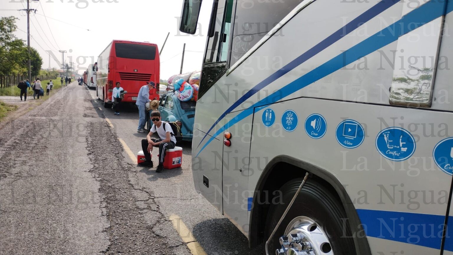 Cientos de turistas, continúan  varados a la entrada de Tecolutla tras el bloqueo por homicidio de ESTHEFANY NOEMI