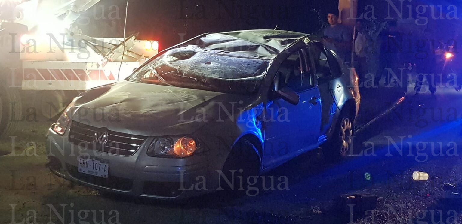 DOS JÓVENES SE SALVAN DE MORIR EN VOLCADURA