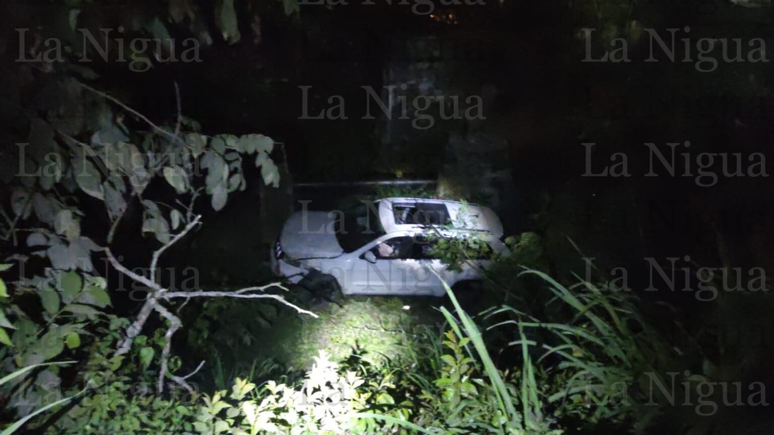 CAMIONETA DE LUJO CAYÓ AL RÍO