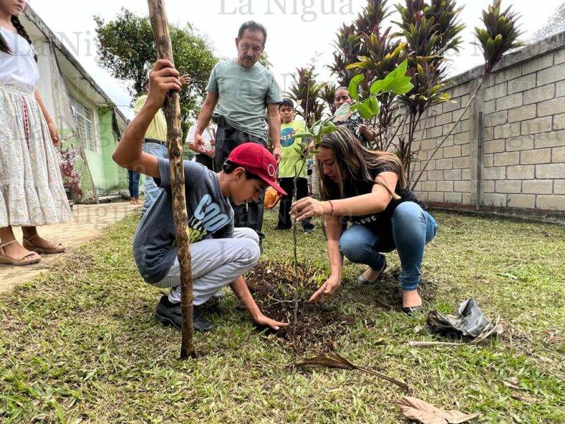 Promueve Ayuntamiento prácticas agroecológicas a estudiantes cordobeses