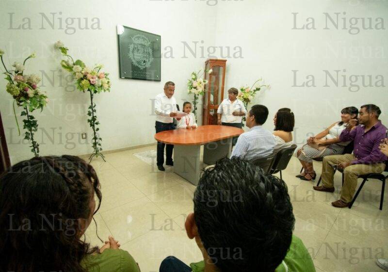 Realiza la pequeña Attenery Pérez, labores de Oficial de Registro Civil por un día