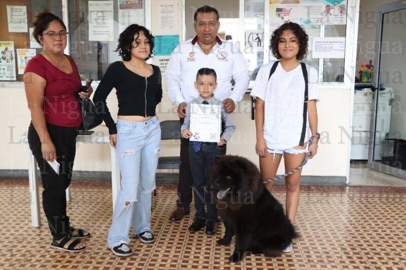 Funge Lucio como Oficial del Registro Civil de Atoyac y registra a 14 mascotas