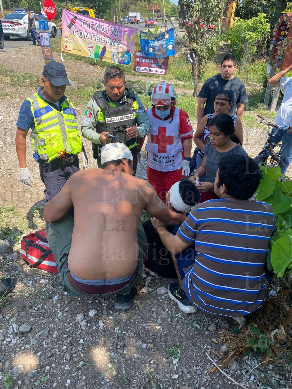 Camioneta choca contra camión que cortó circulación: padre e hijo heridos